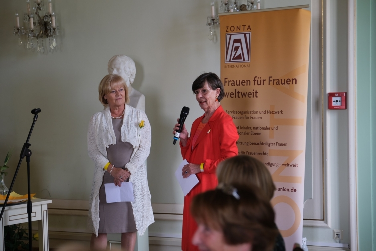 Ansprache der Präsidentinnen der beiden Mutterclubs: Frau Astrid Heilmann-Cappel, Präsidentin Zonta Club Bonn-Rheinaue (links) und Frau Dr. Monika Wegmann-Jung, Präsidentin Zonta Club Bonn (rechts).