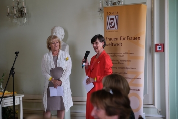 Ansprache der Präsidentinnen der beiden Mutterclubs: Frau Astrid Heilmann-Cappel, Präsidentin Zonta Club Bonn-Rheinaue (links) und Frau Dr. Monika Wegmann-Jung, Präsidentin Zonta Club Bonn (rechts).