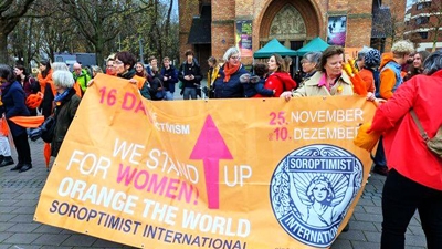 Start des Lichterzugs an der Kreuzkirche